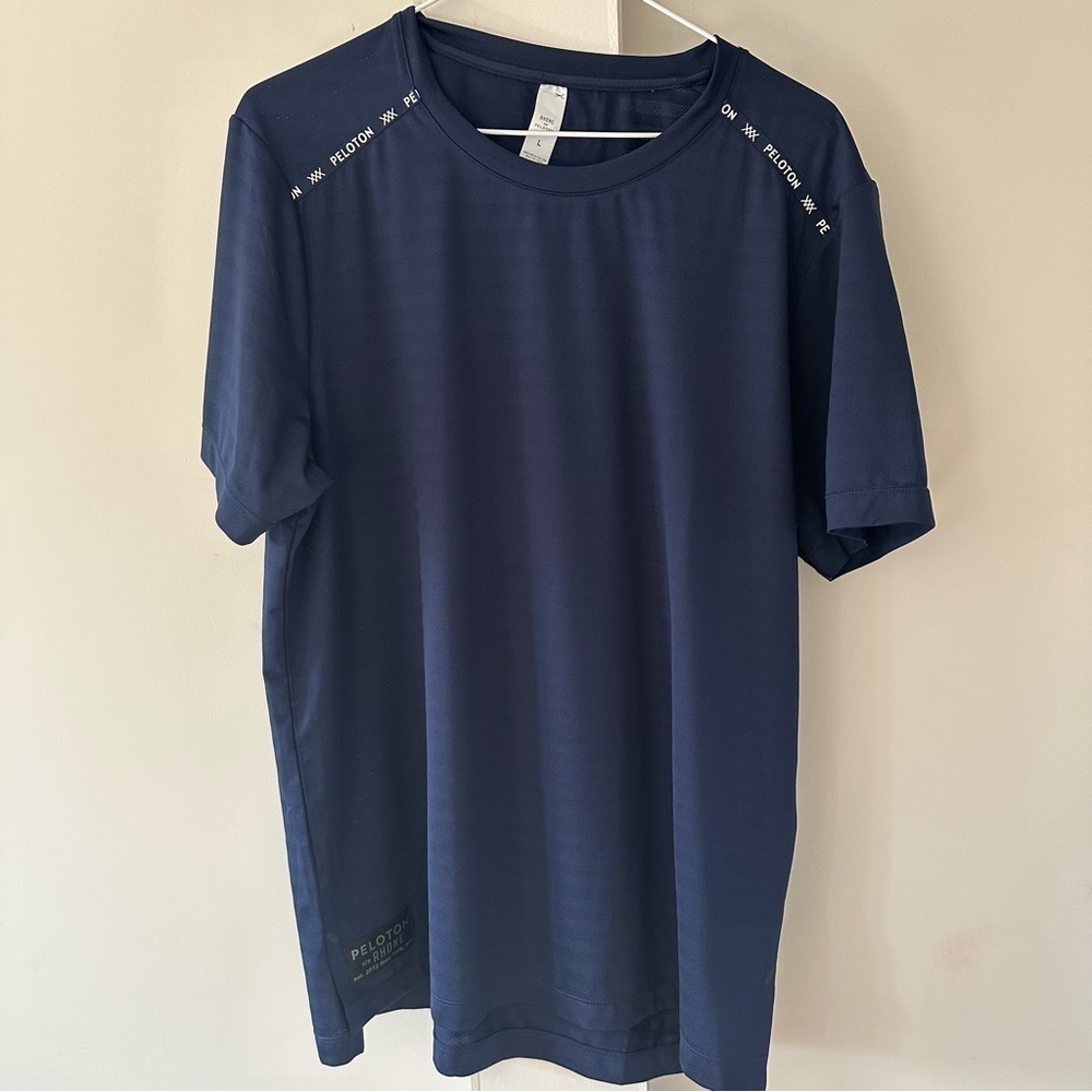 PELETON/RHONE  PERFORMANCE WORK OUT  SHIRT MENS LARGE